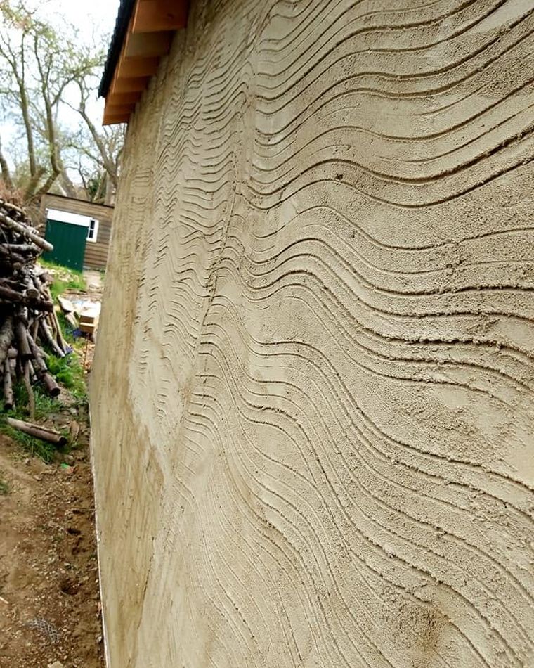 Wavy scratch coat pattern in fresh render on an outside wall