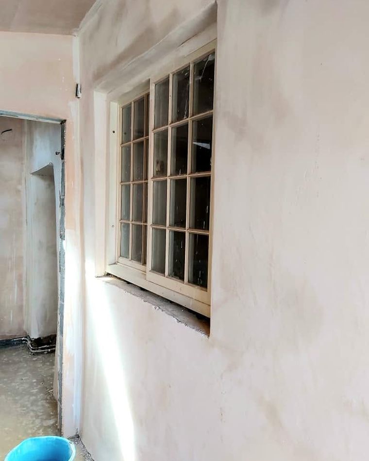 Smooth skimmed wall around a leaded window